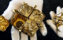 Dọn dẹp gác xép, cặp đôi thấy báu vật giúp đổi đời sau một đêm