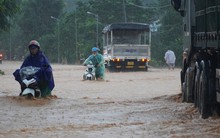 Nước lũ cuồn cuộn trên quốc lộ, xe chết máy hàng loạt