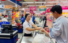 Lãnh đạo Saigon Co.op  tính tiền, tư vấn, phục vụ khách hàng