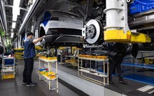 Thê giới 'chia làm 2 phe' với xe điện khiến các hãng xe hơi lao đao