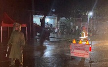 Nước lũ lên nhanh, người dân tất tả chạy lũ trong đêm