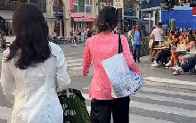 Hai cô gái tự tin diện đồ bà ba khi đang du lịch Paris, Sydney khiến ai ai cũng phải ngoái nhìn