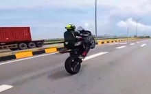 Bắt 2 'phượt thủ' lái xe gần 300km/h, bốc đầu trên đường ra đảo Cát Bà