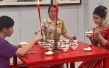 Cô dâu ăn bữa cơm chia tay trước khi lên xe theo chồng về dinh, mẹ nói một câu khiến cư dân mạng bức xúc: "Như thời phong kiến"
