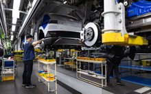 Thế giới 'chia làm 2 phe' với xe điện khiến các hãng ô tô lao đao