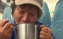 Chứng kiến cảnh cụ ông ăn mì ngâm nước, cô gái mới vỡ lẽ: Không phải ai về già cũng được sống thoải mái