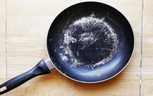 Kiểu rửa nồi, chảo chống dính vừa khiến vật dụng nhanh hỏng, vừa hại tới sức khỏe: Rất nhiều gia đình đang làm!