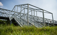 Hà Nội: Cầu vượt bộ hành trơ trọi khung sắt, lối đi 'đâm thẳng' vào lùm cây