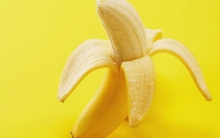 Nhiều người không rửa chuối trước khi ăn: Chuyên gia cảnh báo đây là 1 sai lầm