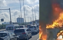Xe container bốc cháy, cao tốc Long Thành - Dầu Giây ùn tắc kéo dài