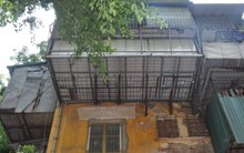 Rùng mình nhìn 'chuồng cọp' treo trên bức tường mục nát ở khu tập thể Kim Liên