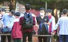 Một trường ở Đắk Lắk kiểm tra ba lô, soát người học sinh mỗi ngày