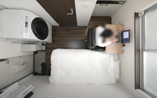 Chàng trai sống trong căn nhà 7m2 không có tủ lạnh và bếp, cất quần áo dưới sàn nhà