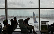 Tàn dư của bão Koinu mang theo mưa lũ, Hong Kong (Trung Quốc) nâng cảnh báo bão