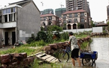 Nhà đinh đòi 10 tỷ và 2 căn hộ mới chịu dời đi: Chẳng nhận được đền bù, ngày ngày phải lội nước mới vào được nhà