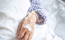 Nữ công nhân đau mắt cá chân, đi khám bị chẩn đoán ung thư xương: Đây là 4 TRIỆU CHỨNG báo hiệu di căn!