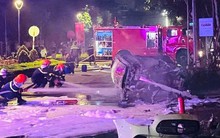 Xe Mercedes chở 6 người đâm vào bùng binh rồi bốc cháy dữ dội