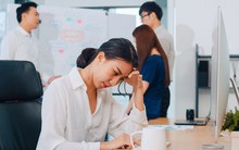 “Cô lập thầm lặng”, xu hướng đáng sợ chốn công sở: Cái liếc mắt của các chị đại cũng khiến người hướng nội "nghẹt thở"