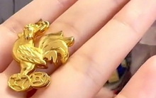 Con gái đi học về mang theo một mặt dây chuyền bằng vàng, mẹ vội truy nguồn gốc và cái kết gây choáng váng