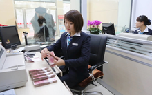 Bà cụ 80 tuổi cùng cháu trai ra ngân hàng chuyển gần 1 tỷ đồng nhưng giao dịch viên thấy dấu hiệu lạ, âm thầm báo cảnh sát