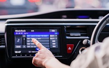 Các hãng xe bị ép giữ một trang bị lỗi thời trên xe điện, nhưng nghe lý do thì cực kỳ thuyết phục