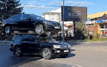 Xe 'chủ tịch' Toyota Land Cruiser chở Maybach trên nóc, cách đưa xe lên gây tò mò