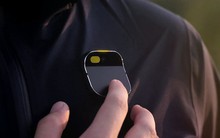 Cựu nhân viên thiết kế Apple ra mắt thiết bị AI: Một chiếc pin cài áo với tham vọng lật đổ thế giới smartphone