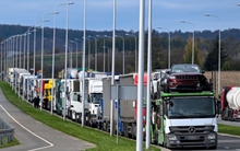 20.000 xe tải "kẹt cứng" ở biên giới một nước EU: Chuyện gì đang diễn ra ở châu Âu?