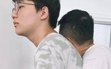 Bức ảnh hai bố con "Bố ơi mình đi đâu thế" khiến người hâm mộ "lịm tim": Bao nhiêu đứa trẻ mong được như thế!