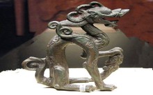 Lão nông "mất ăn mất ngủ" vì nhặt được "con rồng cao 19,6 cm" biết la hét mỗi đêm, chuyên gia mừng rỡ phán: "Đó là bảo vật vô giá!"