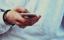 Cầm điện thoại theo cách này có thể gây tổn thương dây thần kinh ở tay, nhiều người đang mắc phải