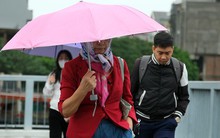 Người Hà Nội co ro trong mưa lạnh đầu mùa