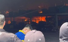 CLIP: Cháy nhà xưởng công ty, công nhân thất thần lo thất nghiệp