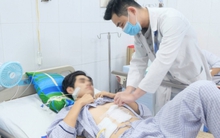 Nam sinh 16 tuổi nôn đầy máu tươi, tình trạng nguy kịch do thói xấu của nhiều người trẻ