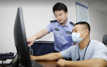 Người đàn ông bị lừa "đầu tư" hơn 2,5 tỷ đồng, cảnh sát vào cuộc điều tra, vượt hơn 3.300 km để tóm gọn đường dây lừa đảo gồm 8 đối tượng