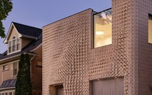 Kỳ lạ ngôi nhà có mặt tiền như chiếc màn rạp hát đang chuyển động