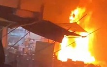 Hỏa hoạn lúc nửa đêm, 3 ki ốt ở Hà Nội bị thiêu rụi