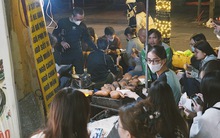 Giới trẻ Hà Nội đi ăn lẩu nướng đông nghịt nhân ngày gió lạnh: Thế này mới là tận hưởng chứ!