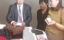 Nhà trai mang máy máy đếm tiền ra giữa lễ đường, dân tình bất bình: Đây là gả hay bán con gái?