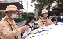 Hà Nội: Người dân 'ngơ ngác' khi bị phạt vì đi bộ sang đường không đúng quy định