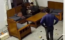 Chứng kiến hành động luân phiên của ông bà nội với con gái 3 tuổi, người mẹ dứt khoát đòi ly hôn