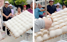 Món đặc sản "mọc lông" của Trung Quốc khiến dân mạng tròn mắt vì "biến hoá" màu sắc trong nháy mắt