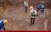 Đào trúng mộ cổ, người công nhân đột nhiên ngã quỵ sau khi nhìn vào tấm bia