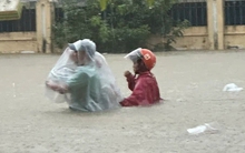 Lũ sông Hương lên nhanh trong đêm, người dân TP Huế thức trắng ứng phó