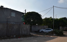 Vẫn tồn tại nhiều đoạn rào bê tông chắn lối đi của người dân trên đường 2,5