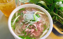 Thực hư chuyện ăn phở và uống trà đá cùng lúc "gây viêm đại tràng, ung thư"?