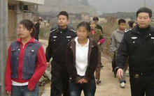 Bị lừa bán cho người lạ, cô gái nhanh trí lên kế hoạch "bán luôn" kẻ bắt cóc mình cho ông già trong làng