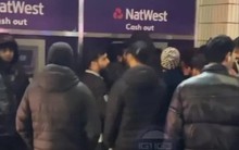 Cây ATM lỗi 'nhả' gấp đôi số tiền yêu cầu, khách xếp hàng dài chờ rút