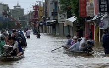 Thanh niên 'mắc kẹt' ở Huế đúng đợt mưa lịch sử, suýt khóc khi nhận chiếc bánh từ một ni cô