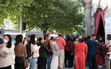 Người dân Hà Nội xếp hàng dài chờ vào thăm tháp nước Hàng Đậu lần đầu mở cửa sau gần 130 năm